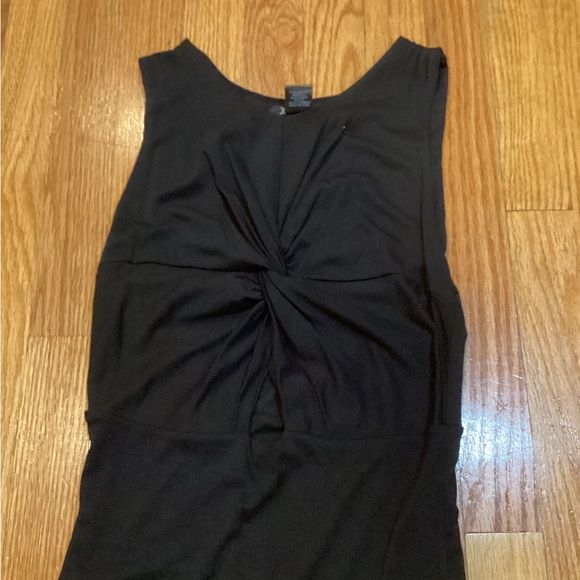 Elegant Black Sleeveless Dress - Picture 2 of 6